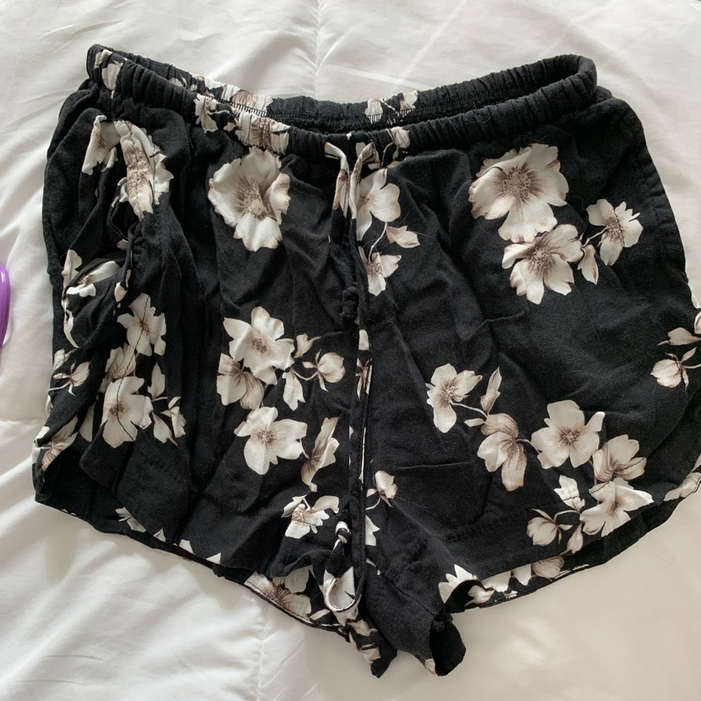 PacSun floral, flowy shorts - Picture 2 of 2